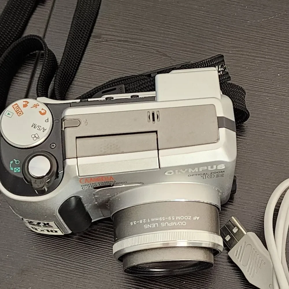 Olympus Camedia C-700 Ultra Zoom 2.1MP Digital‎ Camera For Parts Only